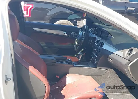 2012 Mercedes-Benz C 250 z USA, uszkodzony, nr VIN WDDGJ4HB1CF757165